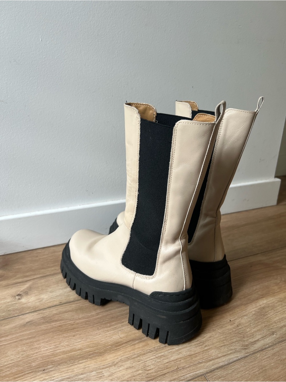 Leather with waterproof sole cream Chelsea Lug Boots with Black Panels